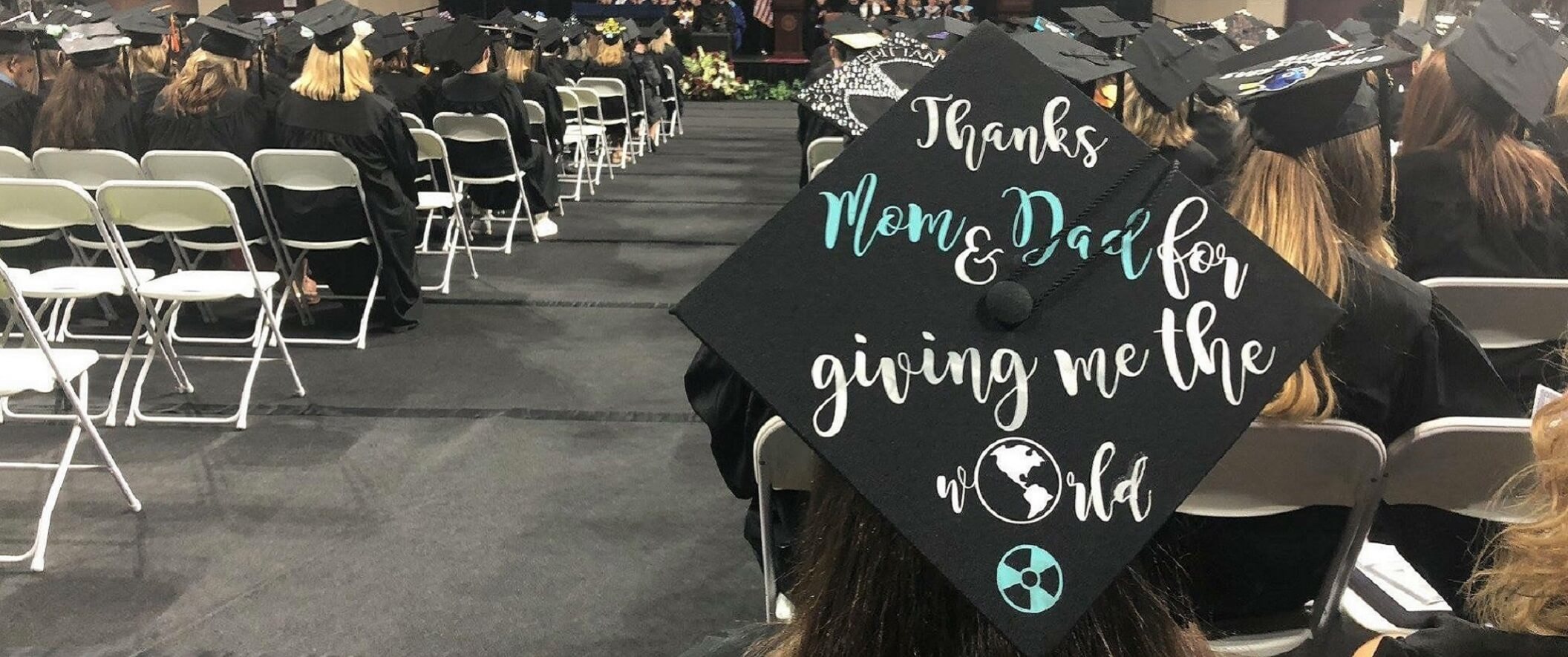 Graduation cap  with 'thanks mom and dad for giving me the world'